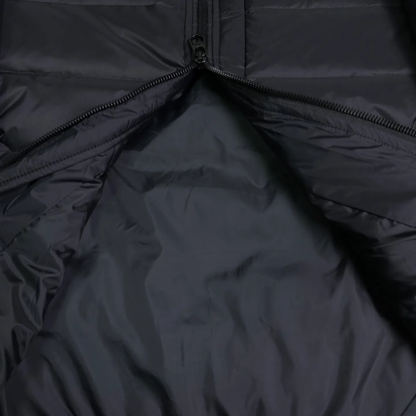 P570 Ralph Lauren 2025 new classic embroidered logo space cotton splicing couple style stand collar down jacket 🔥High version🔥High version🔥 90 white duck down The fabric is made of polyester fiber composite waterproof fabric Double-layer lining The same style as Internet celebrity stars High version High quality😘😘 The fabric is waterproof, wear-resistant, breathable, waterproof, windproof, warm, very comfortable to the touch, fashionable and individual A super versatile and good-looking down jacket. It is very suitable for both men and women. It is a must-have for everyone. Packaging, tag, collar label, washed wheat, complete 👍 Color: Black Size: L-5XL